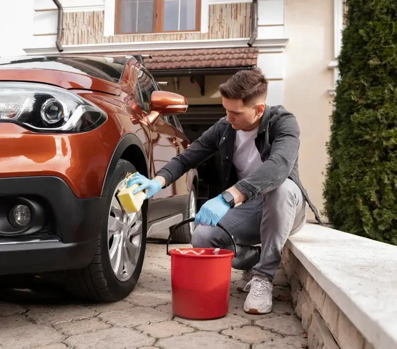 Lavage auto à domicile Les Orres : professionnel intervenant sur un véhicule